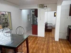 nhà tập thể tầng 4 khu c6 nghĩa tân. cầu giấy, hn, dt 70m2 cần cho thuê