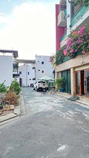 nhà hẻm xe hơi 8x11 thích hợp xây nhà cao tầng hoặc căn hộ dịch vụ. hẻm nội bộ dân trí an ninh