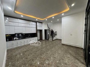 cho thuê nhà 45m*5 tầng, thang máy, nhà mới, văn chương , đống đa, giá 25 triệu.