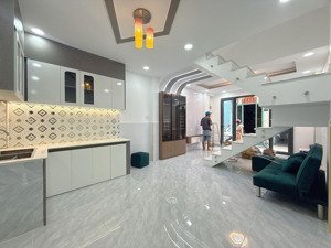 bán nhà 4pn đường lò gốm. ngang 4m nở hậu 9m. 3 tầng. hẻm sạch thoáng. gần công viên bờ sông.