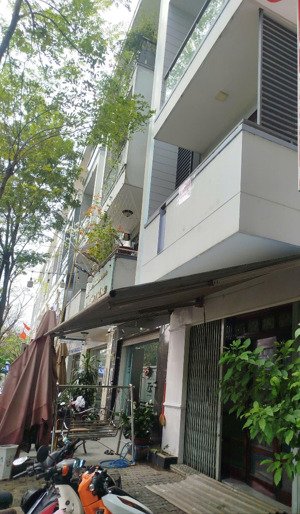 bán gấp căn nhà 1 trệt 3 lầu (5*20) diện tích sử dụng 260m2 giá 11,5 tỷ ở dĩ an bd