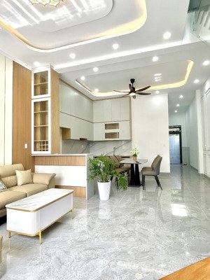 nhà lầu thổ cư hiện đại, đường nhựa xe hơi quay đầu chợ quang thắng trảng dài.