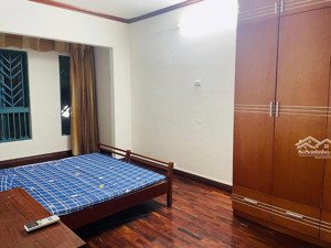 hàng hiếm - cho thuê ch tòa f5 trung kính - 2 ngủ cơ bản thêm giường tủ 11tr- lh em huy 