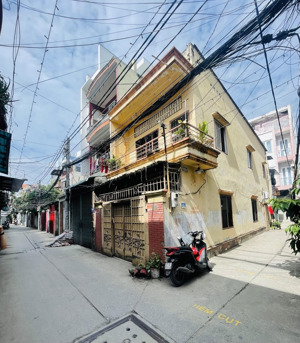 hoàng sa, q3. góc 2mt. không lộ giới. hẻm xe hơi thông. dt: 65m2 (4.3x15m). khu xây mới. giá 9.x