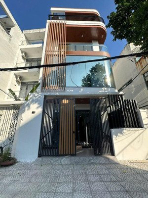 bán gấp mặt tiền siêu đẹp, có thang máy, nhà mới, full nội thất cao cấp, trung tâm tp