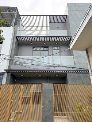 bán gấp nhà 3 tầng, đủ công năng, oto đậu gần nhà, cách biển 300m, không gian sống xanh