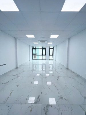 chính chủ cho thuê văn phòng tại ngõ 31 hoàng cầu, 50m2 giá 12 triệu, tầng cao, thoáng, có ban công