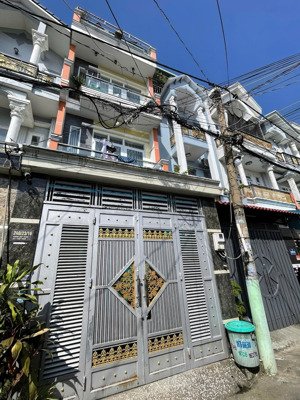 nhỉnh 5tỷ có nhà 3 lầu 4x16 4pn 5wc hẻm xe hơi ht13 sát xe bus và chợ hiệp thành về gò vấp chỉ 5p