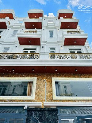 khu vip cao tầng- tháng máy- 5 tầng- ô tô ngủ trong nhà- 4 phòng ngủ- đg nguyễn văn dung