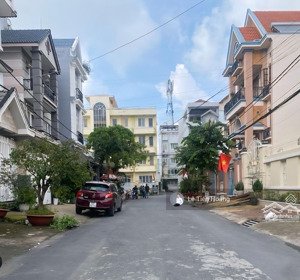 bán biệt thự 9x17.5 đường 16m phường phú thuận quận 7 ngay 200m ra nguyễn văn quỳ