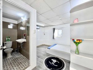 cho thuê phòng ngay chợ bà chiểu - mới 100% - cửa sổ trời - gần đh mỹ thuật - cầu bông - thang bộ