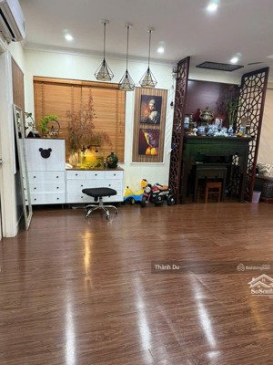 cho thuê căn hộ chung cư gia thuỵ cạnh trường học 133m, 3 phòng ngủ, 3 ban công, 2 wc giá 14 triệu