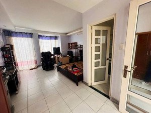 chdv đang khoán 40tr/th dương quảng hàm 6x20 5 tầng 15,x