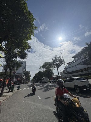 cho thuê nhà mặt tiền trần hưng đạo. view sông hàn. vị trí ngay cầu tình yêu có thang máy