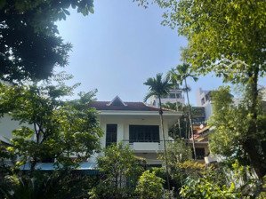 chính chủ bán biệt thự hồ tây , đường võng thị khu phân lô dân trí cao , 174,5 m2 giá 66,8 tỷ !