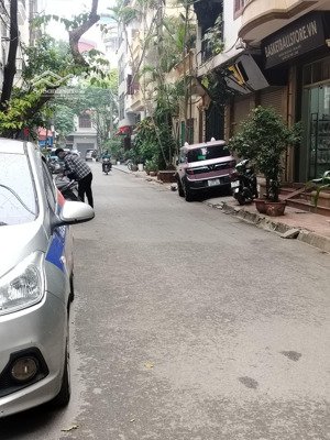 nhà phân lô- dân xây chắc nịch - mặt tiền bề thế 6,5m- ngõ 2 ô tô tránh nhau - kinh doanh sầm uất.