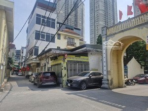 +bán nhà. văn phú. hà - đông
thang máy oto đỗ cửa diện tích 36m2 - 5 tầng - 9.3 tỷ vị trí đẹ