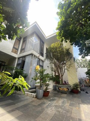 biệt thự góc 2mt siêu đẹp trung tâm trần não, 15x15, trệt lầu có sân vườn rộng thoáng giá 60 tỷ