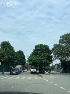 nhà dân xây quang tiến lô góc mt 5m ngõ thông ô tô qua nhà. sổ nở hậu