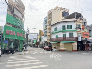 nhà 3 tầng mt ngô gia tự lề bên phải, có sân đậu ô tô. vị trí đắc địa lõi bàn cờ tttp, gần biển