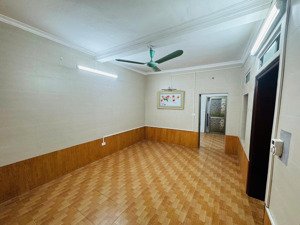 cho thuê nhà riêng tầng 1, diện tích sử dụng 70m², 2 p.khách-ngủ, phố khâm thiên, quận đống đa