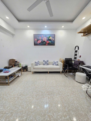 chính chủ cần bán nhanh căn hộ 3 phòng chung cư ngay cạnh đường nguyễn chánh full nội thất sẵn sổ