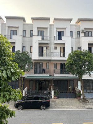 cần tiền thanh toán công nợ cuối năm bán gấp căn shophouse chân chung cư 15 tầng giá rẻ