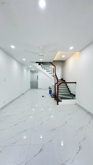 bán nhà lầu trệt gần ngay chợ dĩ an dt 55m tiện ích full giá 3ty7tl lh 