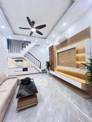 nhà siêu mới thịnh hào 2, trước nhà sân thoáng, thiết kế hiện đại, kính koong, 10m ra ngõ to,40mx5t