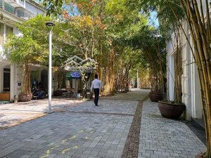 cần bán nhà phố trúc kinh doanh tốt , vị trí đẹp , view công viên