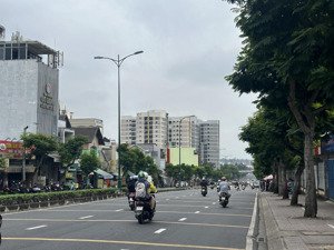 chỉ 30 tỷ mt lê văn việt,ngay chung cư c8 dt 10x15,2m vuông vức, khu xây dựng cao tâng, vị trí đẹp