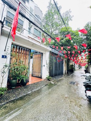 bán căn nhà sân vườn dân xây 5 tầng tại phố ngọc thuỵ phường bồ đề long biên ,gara ô tô ,ngõ thông