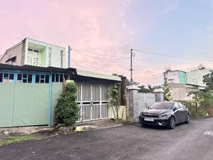 bds dòng tiền, có sẵn 1 nhà cấp 4, 1 kho 100m2, diện tích 10x38 tc100m2 tại thành phố mới, ngộp