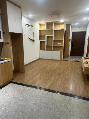 cho thuê căn 2 ngủ nội thất cơ bản bản toà iris garden