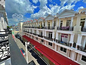 nhà mới 3 tầng ngay ngã tư bình phước, nhà mới vào ở ngay, đẹp như hình