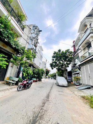 nhà đẹp kiên cố 3 tầng - gần tô ngọc vân - đường 8m thông tứ hướng - đầu 6 ở và đầu tư được luôn