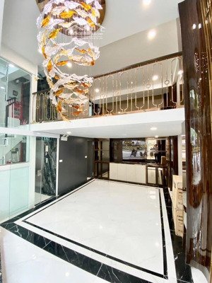 bán nhà mặt phố phạm văn đồng 32m2, 9 tầng, mặt tiền 6m, vỉa hè 8m, có thang máy, kinh doanh tốt