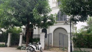 chủ nhà cần tiền nên bán gấp căn đơn lập 297m2, ngọc trai 18 view sông.lh 