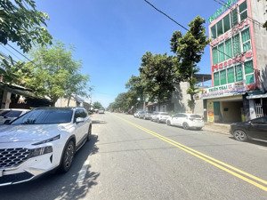 chính chủ cần bán vị trí rất đẹp tiềm năng, trục đường chính kdc sầm uất sát bên siêu đô thị, metro