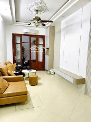 ái mộ mấy bước chăn ra đường ô tô tránh. ra mặt phố. 30m 5 tầng. nhà mới nội thất đẹp