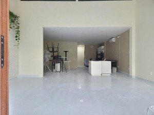 nhà nguyên căn . diện tích lớn . 6 x 20 phù hợp vpcty . spa . kho vận chuyển : kdc bình lợi.