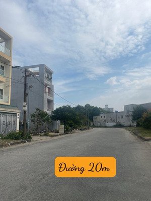 quận 9-kdc tiến phước - võ văn hát -
trường đh marketing - chdv 4 tàng
110m2 (5x22) - 11pn - 7,9 ty