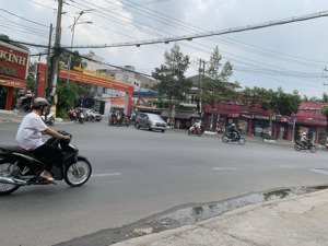 chính chủ bán gấp đất đẹp ngay ngã 3 cây điệp, dĩ an, tp. hcm, dt: 10 x 19,8m, 6,2 tỷ