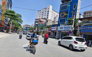 gia đình cần bán nhà phùng hưng đối diện học viện quân y. nhà tự xây. đủ nội thất. lh 