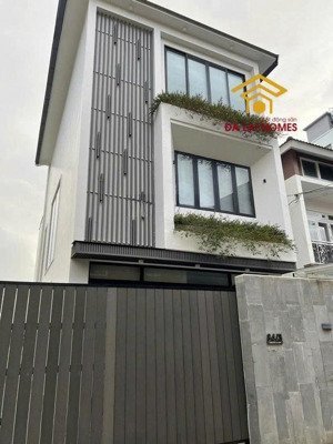 căn biệt thự độc lạ nằm ngay trung tâm