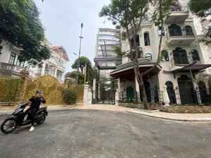 bán biệt thự tô ngọc vân, tây hồ. gara ô tô, bể bơi mini, giá chỉ 300tr/m2