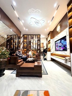 siêu phẩm cầu giấy 5 tầng như mới full đồ gần ngã 4 xuân thủy phạm hùng!