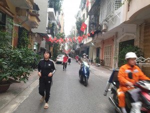 bán nhà quận long biên- mặt phố 2 làn xe- vỉa hè 5m- kinh doanh sầm uất- diện tích lớn giá vui vẻ