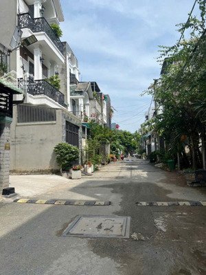 nhà 2 tầng ở ngay, hẻm xe hơi, nhỉnh 7 tỷ, 100m ngang 5, tăng nhơn phú b quận 9