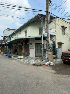 bán nhà góc 2 mặt tiền gồm 5kiot dt 90m ngang 6m gần vincom 550 giá 4ti350 lh 